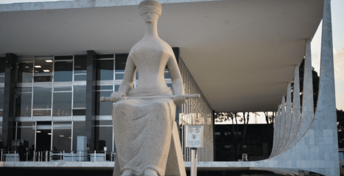 Foto mostra símbolo do poder judiciário em Brasília.