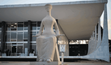 Foto mostra símbolo do poder judiciário em Brasília.
