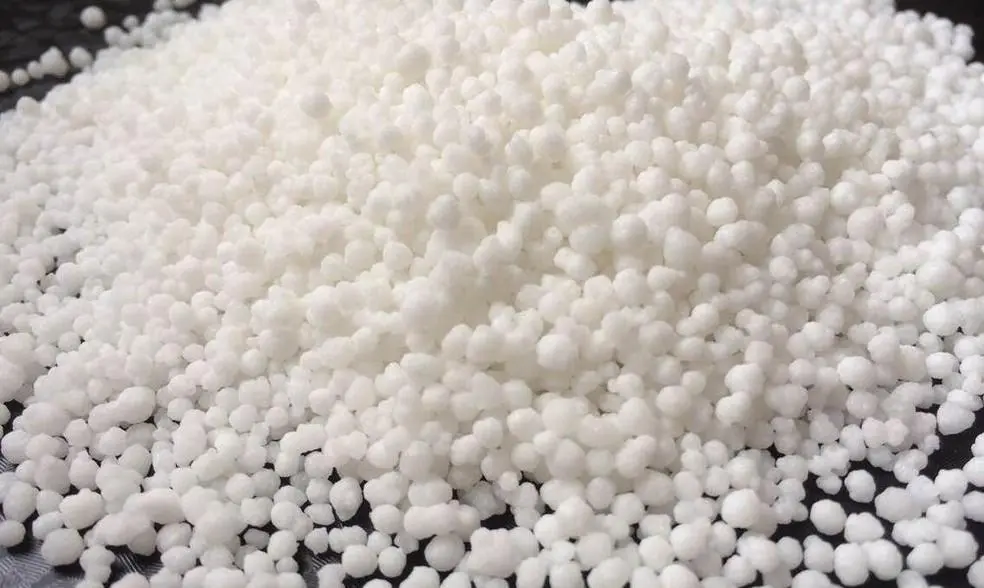 nitrato de amônio apresenta forma granulada na cor branca