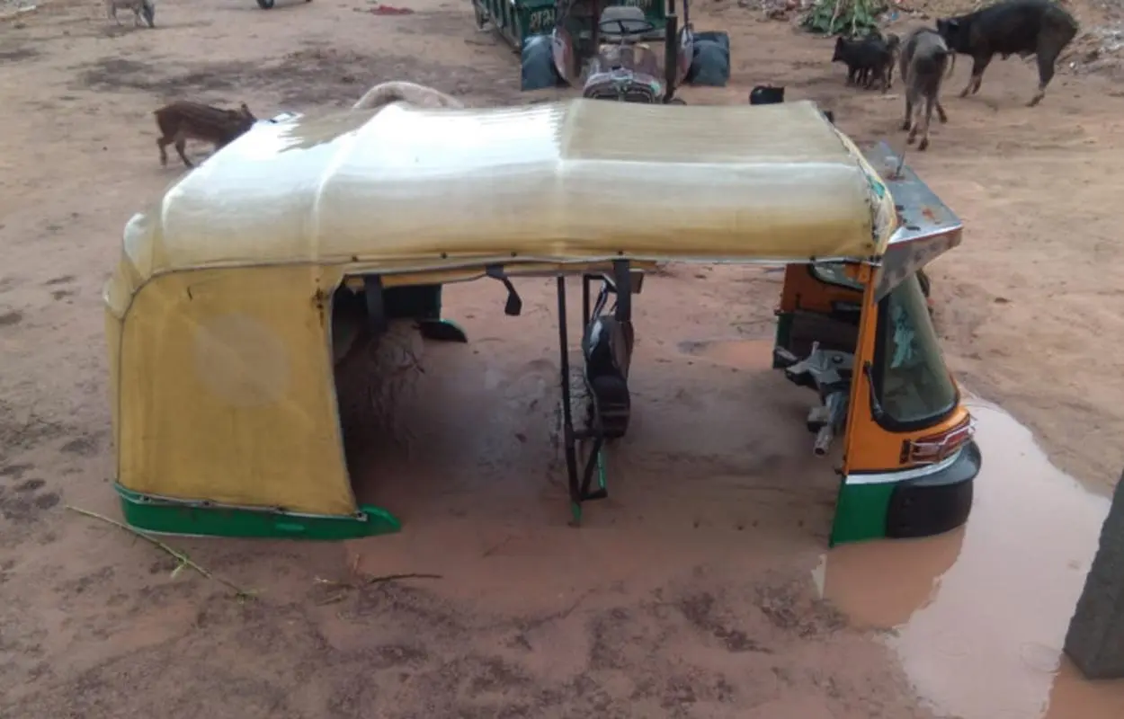 tuk tuk indiano soterrado