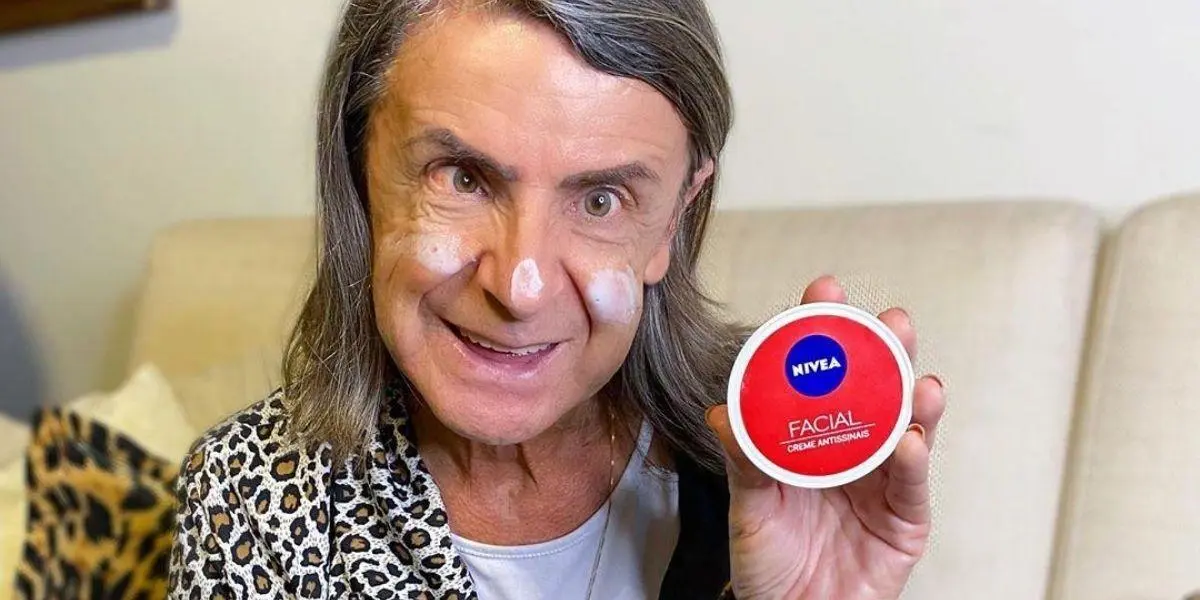 Ana Carolina posada sorrindo olhando para frente sorrindo com creme da nivea no rosto e segurando o pote nas mãos - marcas que apostam na diversidade