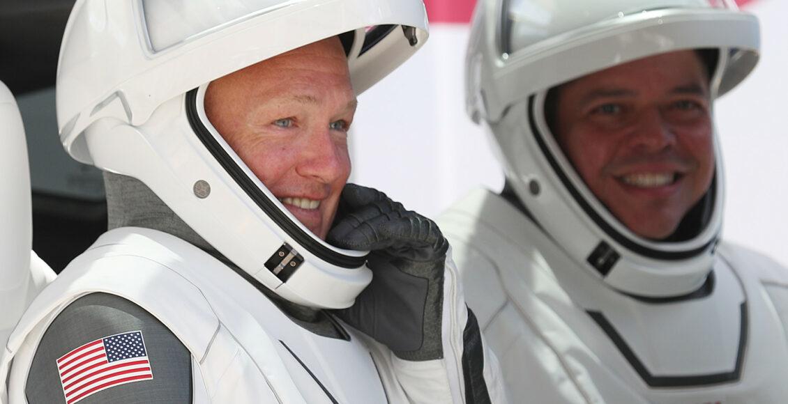astronautas da SpaceX caminho da cápsula de lançamento Crew Dragon