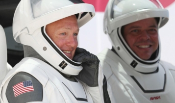 astronautas da SpaceX caminho da cápsula de lançamento Crew Dragon