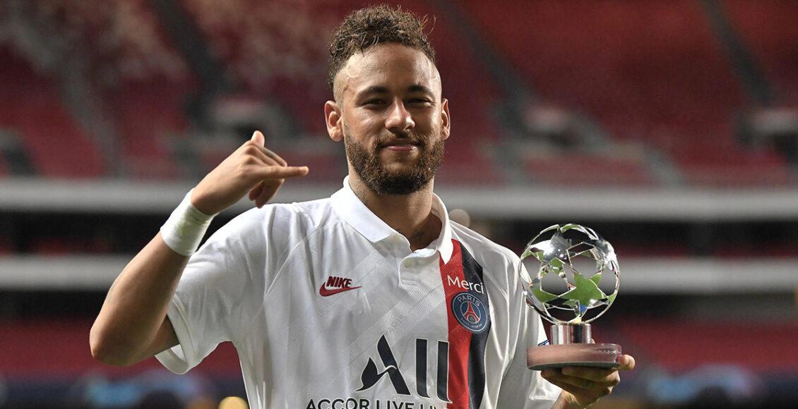 Neymar recebe prêmio de melhor jogador em campo após o jogo contra a Atalanta na Champions