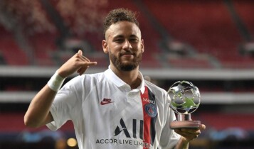 Neymar recebe prêmio de melhor jogador em campo após o jogo contra a Atalanta na Champions