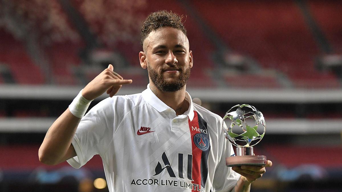 Neymar recebe prêmio de melhor jogador em campo após o jogo contra a Atalanta na Champions