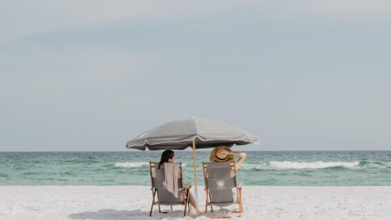 Ministro francês defende banho de sol com topless