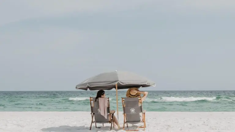 Ministro francês defende banho de sol com topless