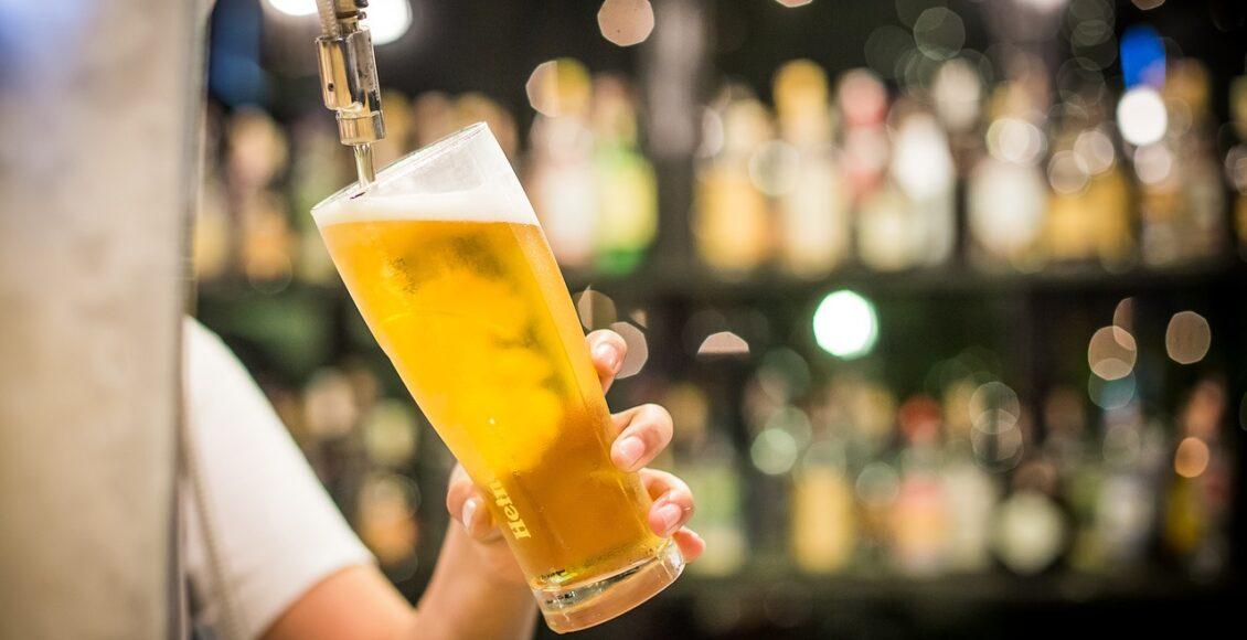 Tipos de cerveja: imagem mostra copo longo sendo enchido de cerveja clara