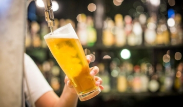 Tipos de cerveja: imagem mostra copo longo sendo enchido de cerveja clara