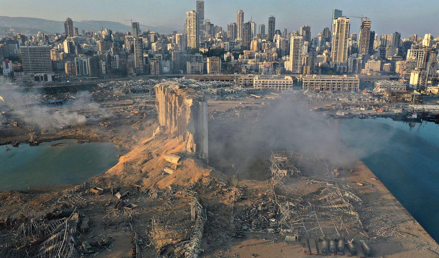 cenário de destruição após o incêndio com nitrato de amônio em Beirute