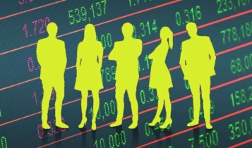 Vale a pena investir na bolsa com pouco dinheiro? Veja as melhores opções investidores na frente do painel de cotações das ações