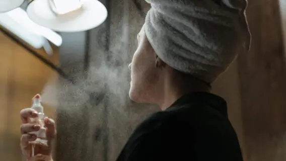 Bruma fixadora: saiba o que é e para que serve a queridinha dos maquiadores.