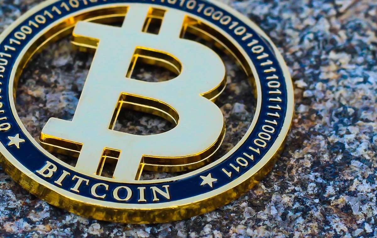 logotipo do bitcoin doiurado em formato de moeda