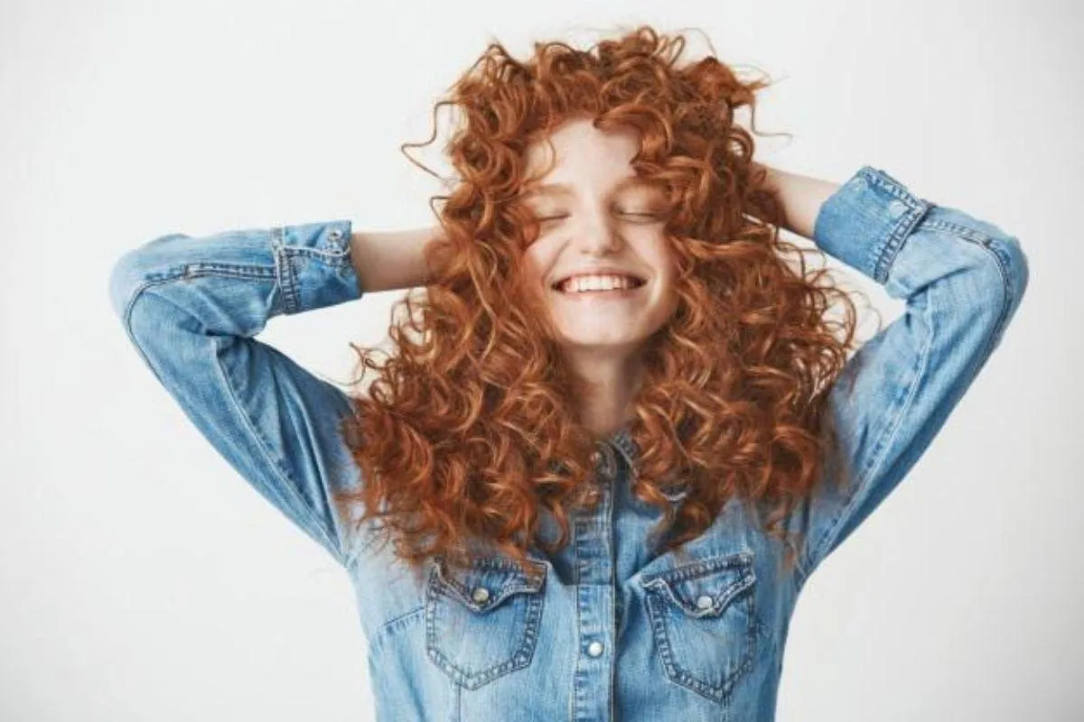 cabelo cacheado ruivo