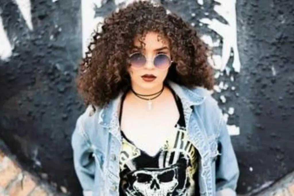 mulher com volume no cabelo