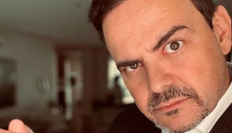 Humorista Carioca posado de terno preto para A Fazenda 2020