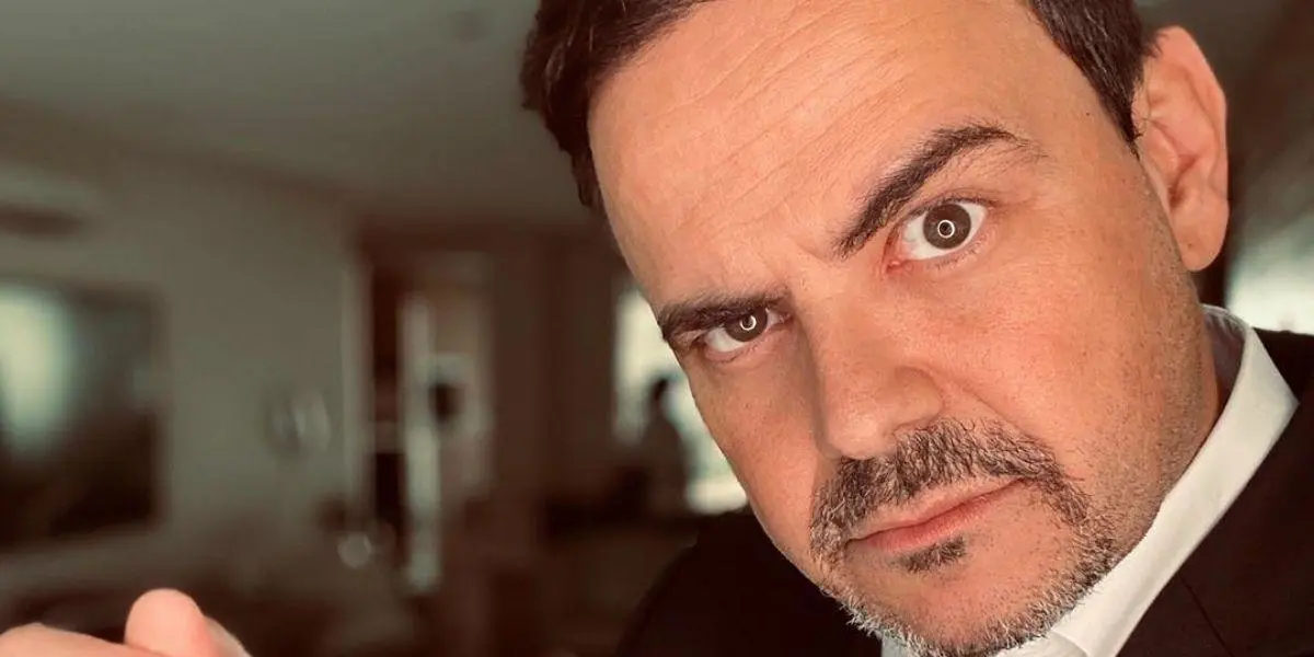 Humorista Carioca posado de terno preto para A Fazenda 2020