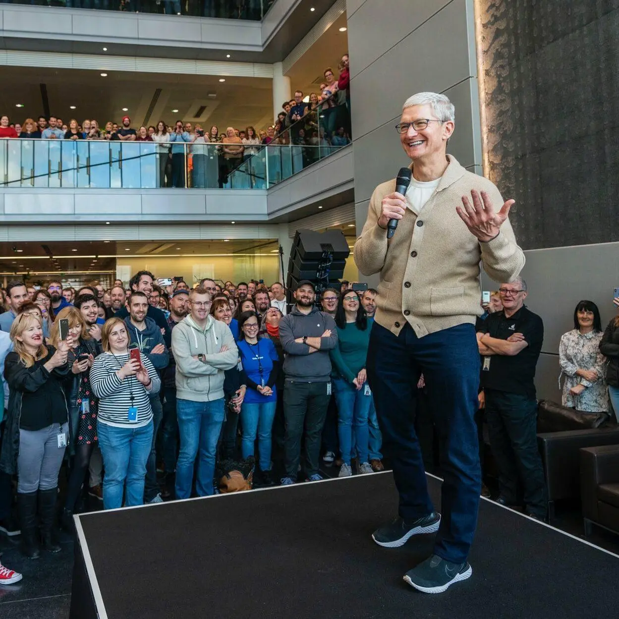 chefe da apple agora é bilionário