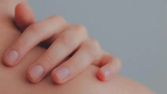 Coceira na pele após o banho? Descubra as causas e como evitar