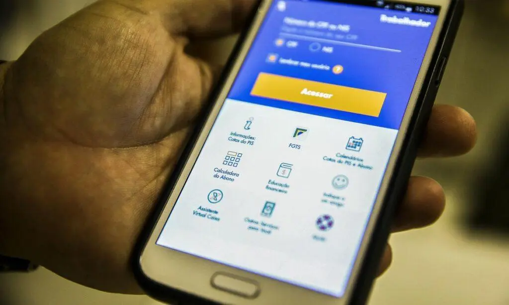 Imagem de mãos segurando o celular aberto no aplicativo FGTS