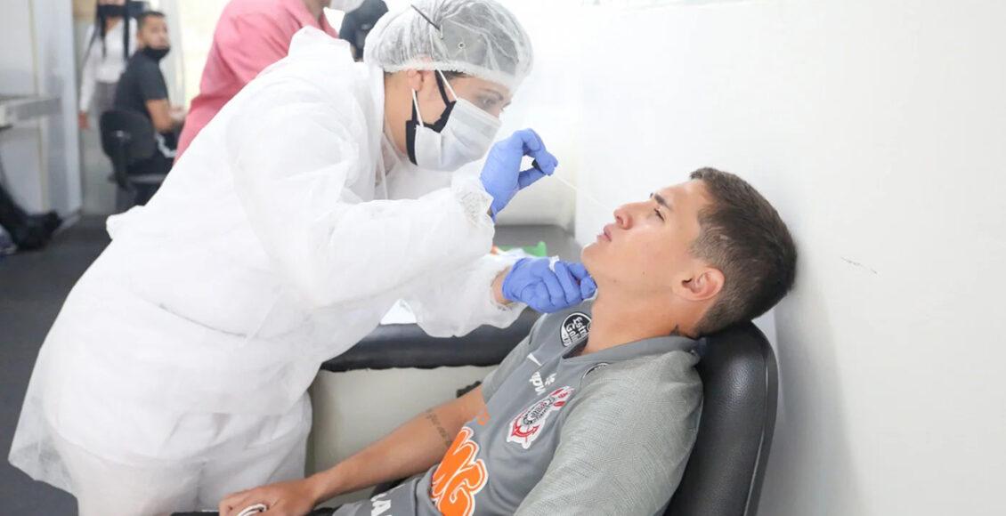 Mateus Vital faz exame de covid-19 no Corinthians; time teve dois atletas infectados antes da estreia no Brasileirão