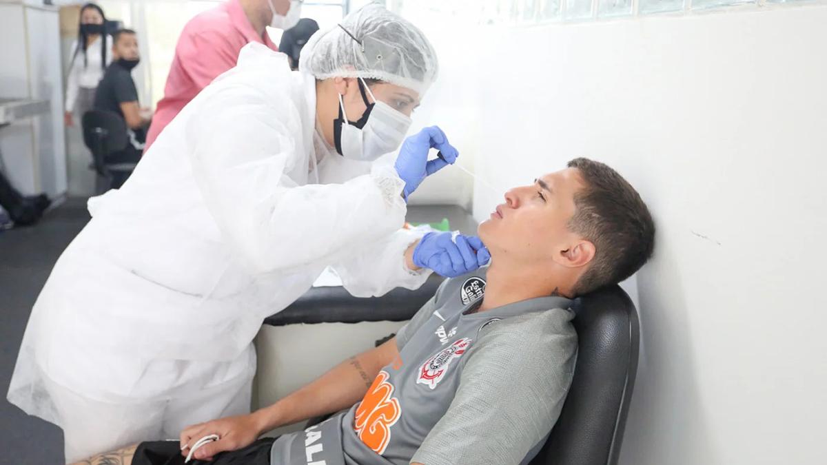 Mateus Vital faz exame de covid-19 no Corinthians; time teve dois atletas infectados antes da estreia no Brasileirão