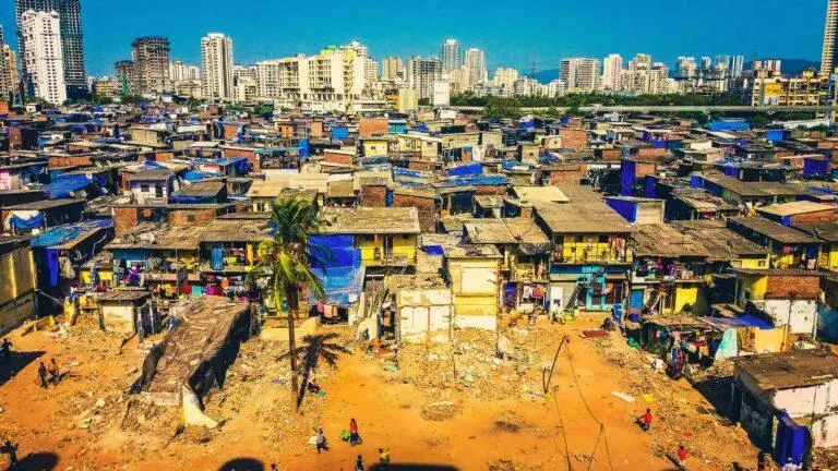 Covid na India: metade dos habitantes das favelas de Mumbai foram infectados, diz estudo