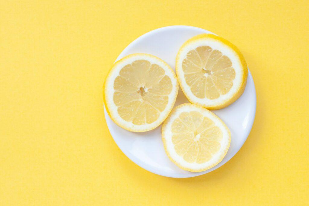 rodelas de limão em um pires branco