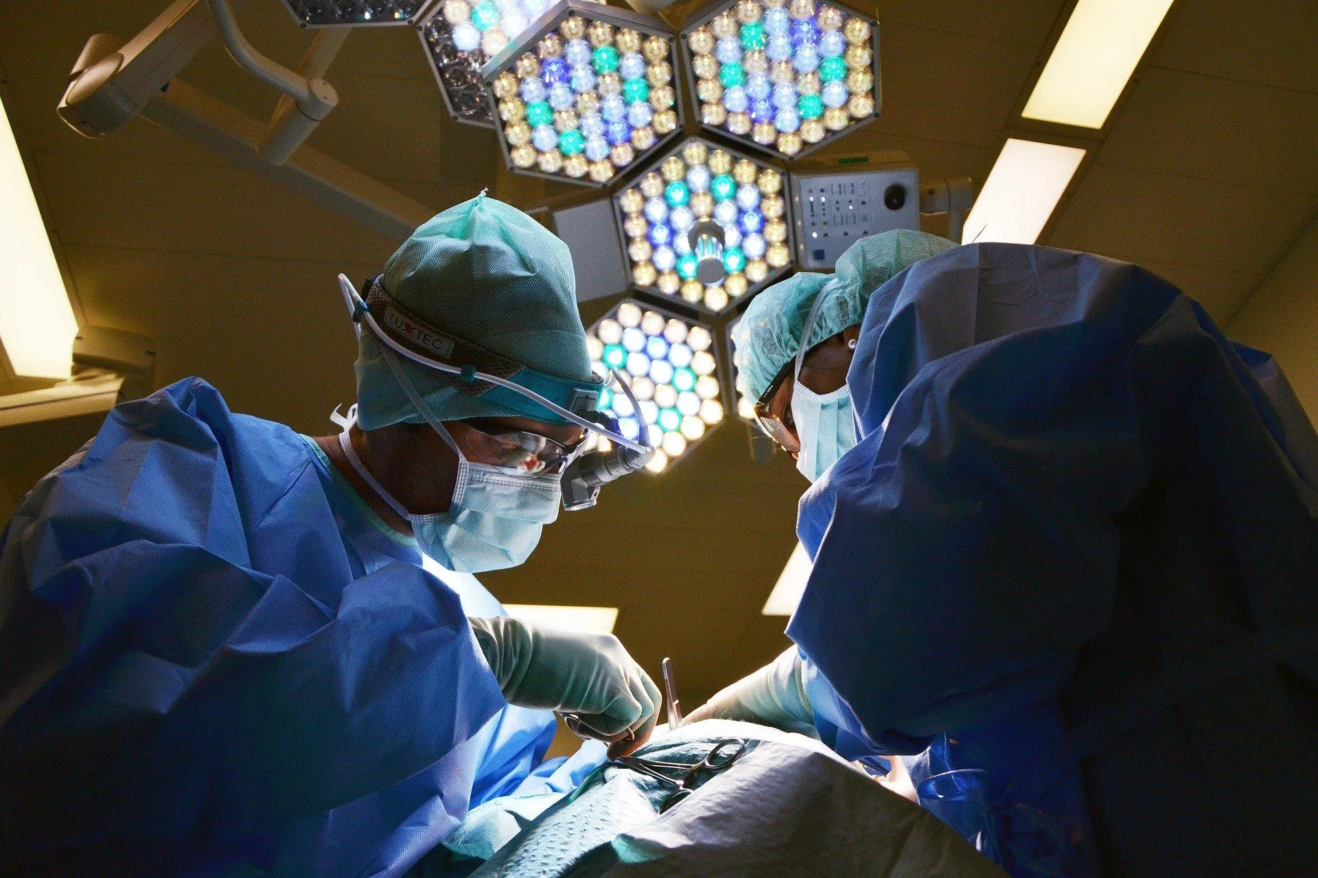 dois médicos fazendo cirurgia.