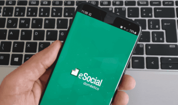 Celular com imagem do logotipo do eSocial Doméstico
