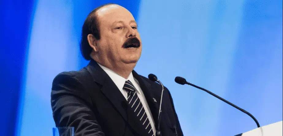 Foto mostra Levy Fidelix, de terno falando ao microfone.