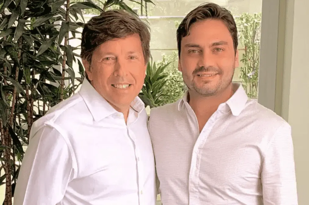 Foto mostra João Amoedo abraçado com Filipe Sabará.