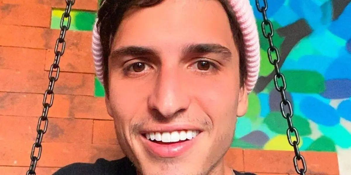 Felipe Prior de gorro olhando para frente e sorrindo