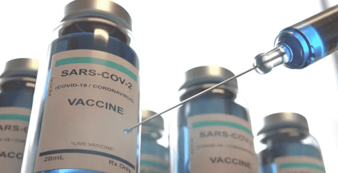 Imagem mostra alguns frascos de vacina e uma seringa com uma agulha.
