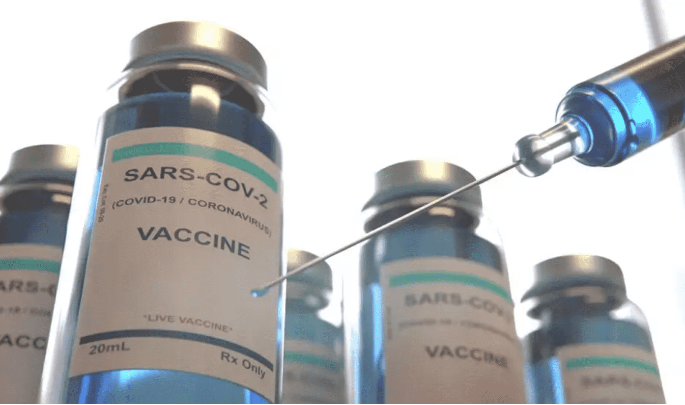Imagem mostra alguns frascos de vacina e uma seringa com uma agulha.