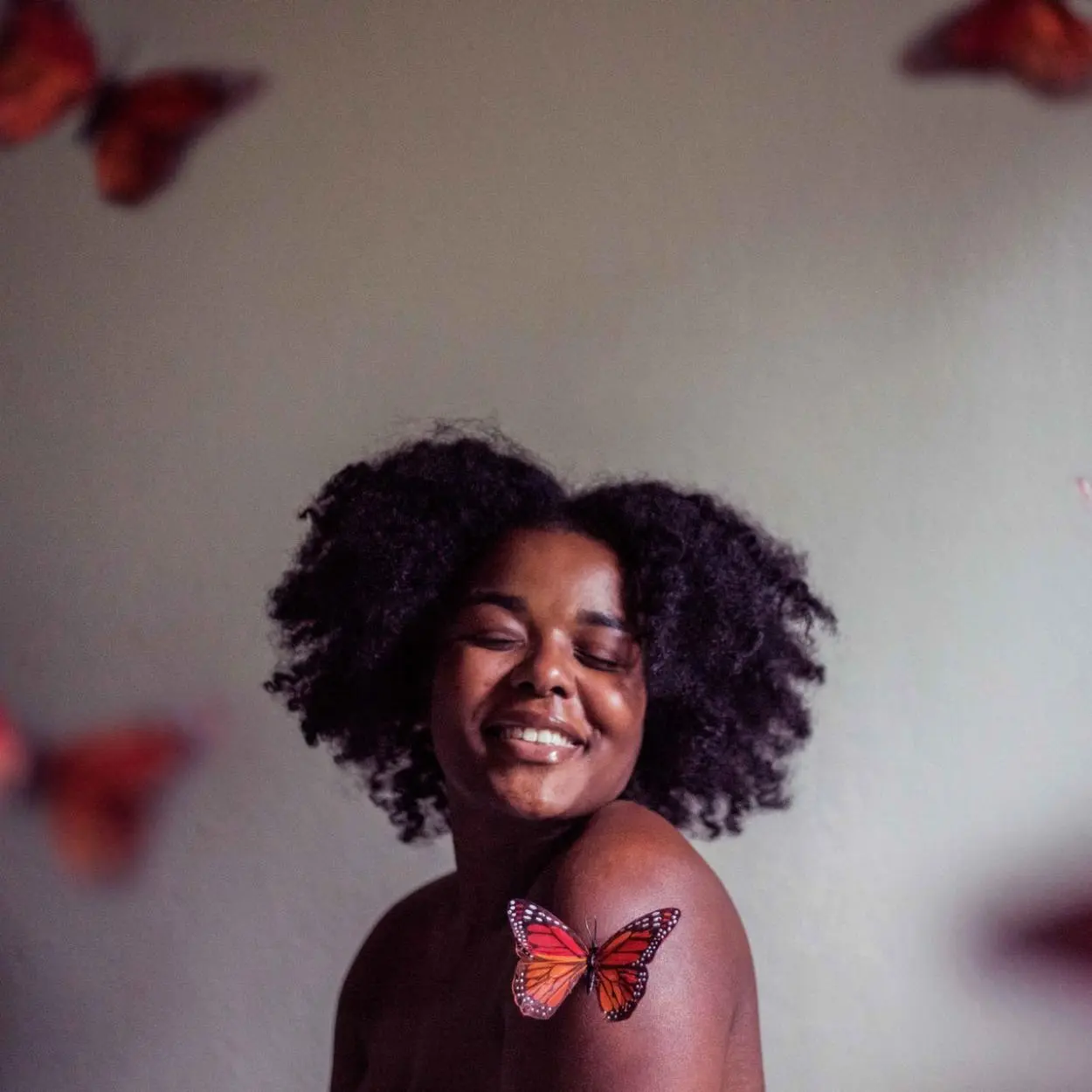 A fronha de cetim é boa também para cabelo crespo. A fronha de cetim ajuda no frizz