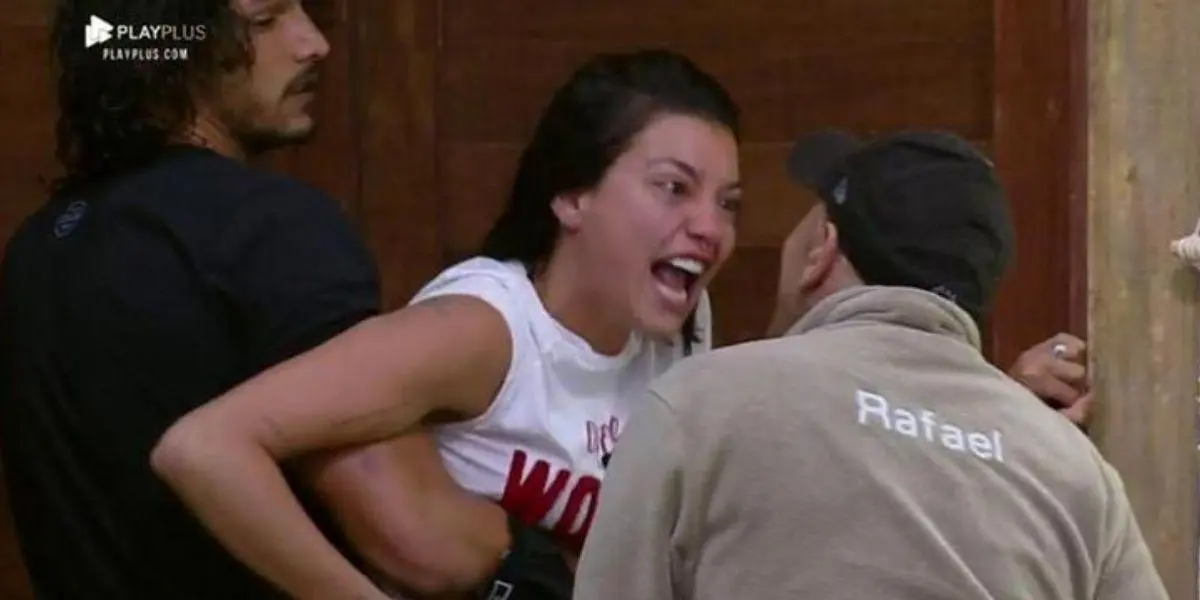 Gabi Prado indo para cima de Rafael Ilha e sendo contida por João Zoli