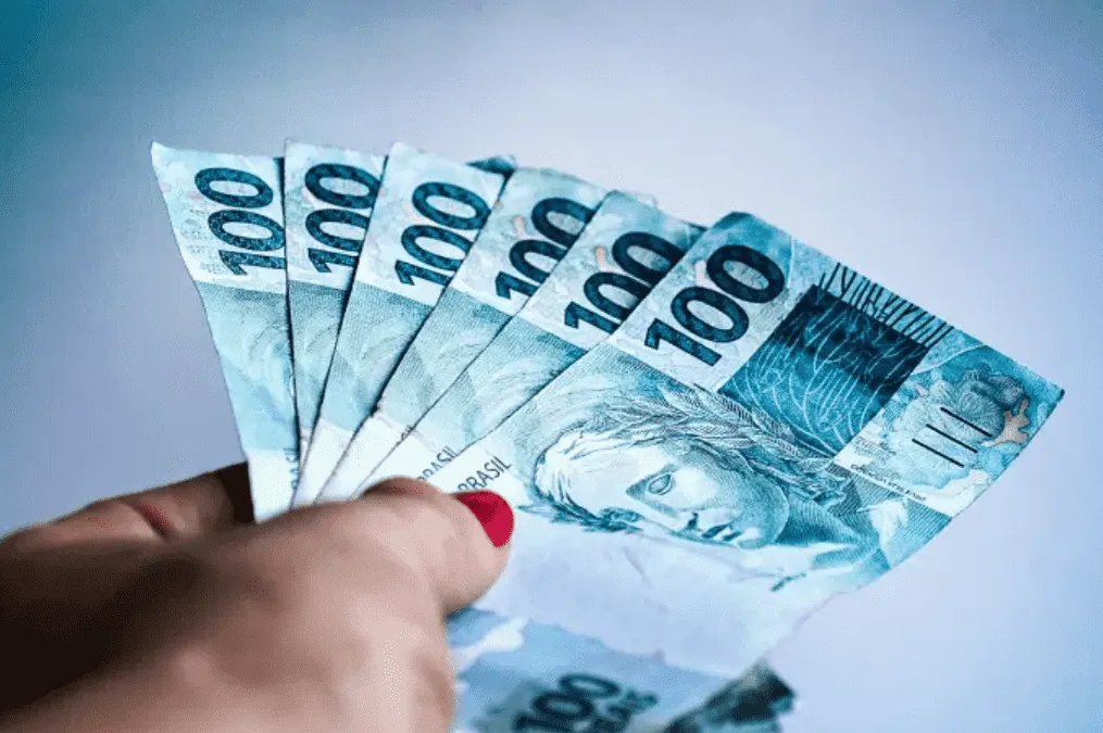 imposto único Foto mostra notas de 100 reais.