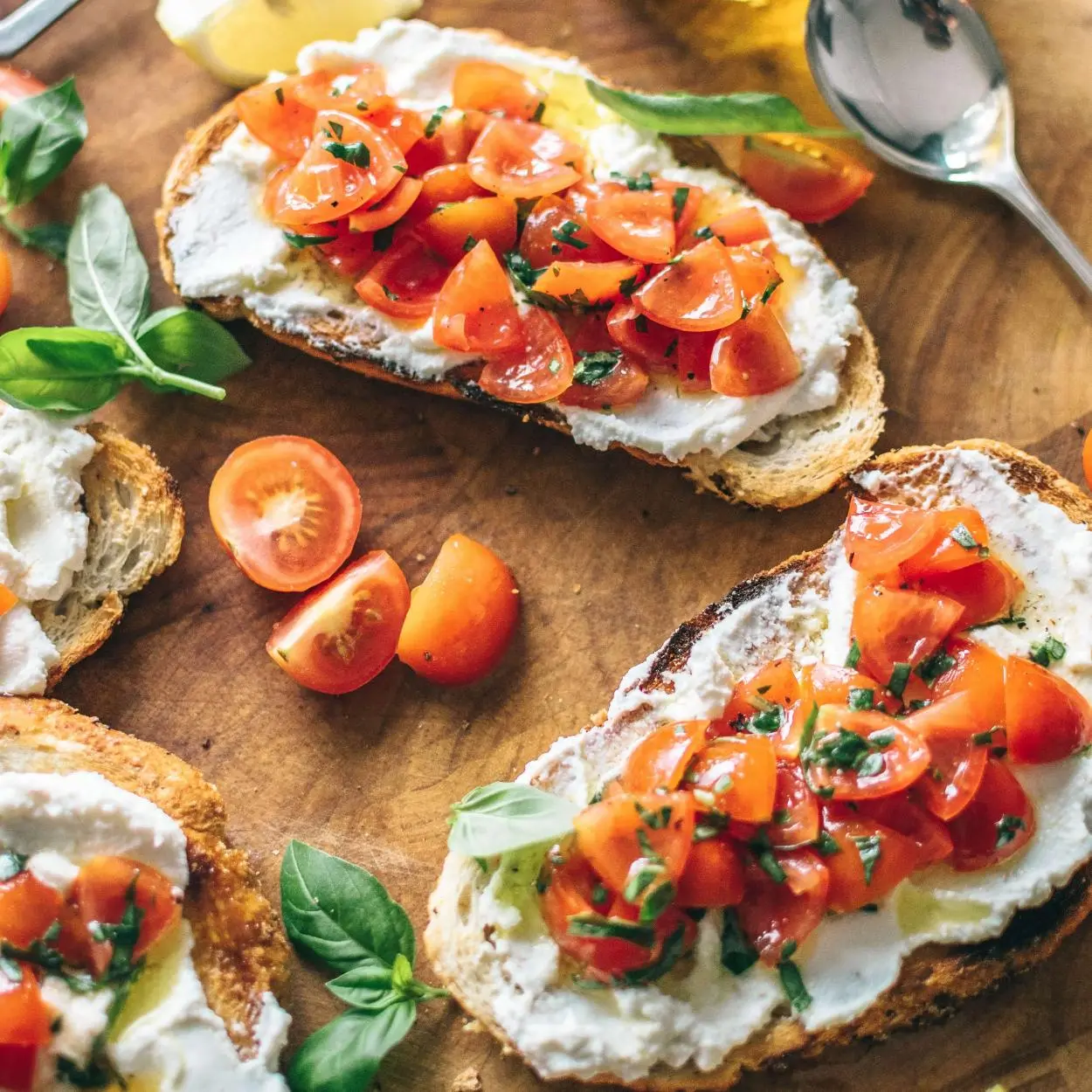 Bruchetta e Gin Tônica para servir aos convidados, que tal? Aperitivos para harmonizar com Gin Tônica