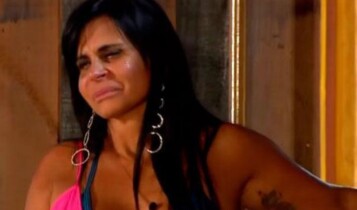 Gretchen chorando no momento que deixa A Fazenda