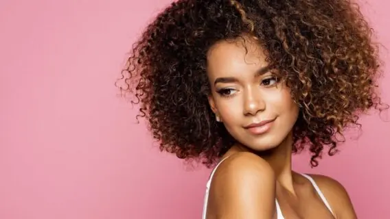 Hidratação para cabelo cacheado: um guia para cachos macios e saudáveis