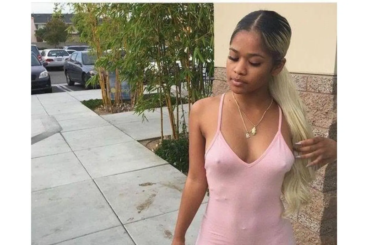 mulher sem sutiã e vestido rosa