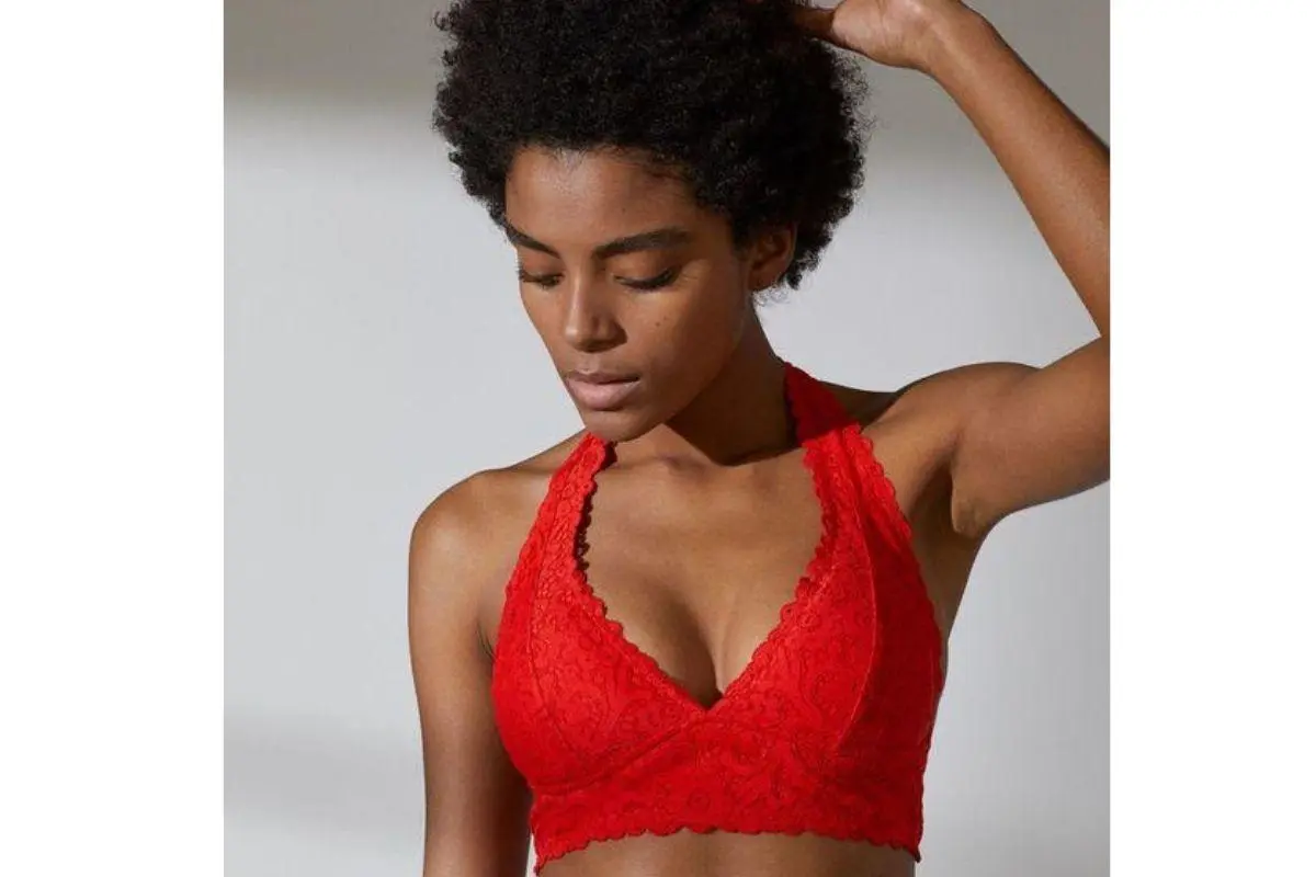Mulher de sutiã vermelho