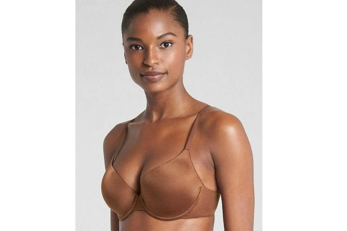 Mulher com sutiã de bojo