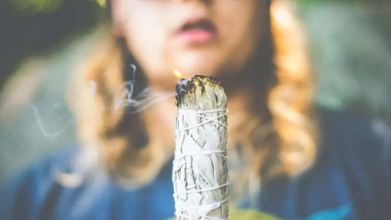 Incenso natural para a harmonização do ambiente e o autocuidado