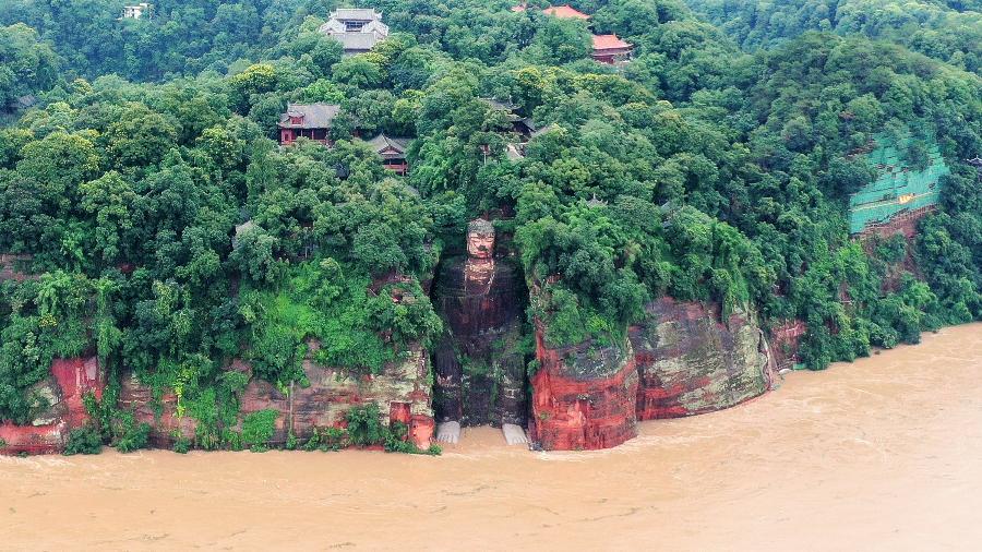 Estátua do buda gigante de leshan inundação na china