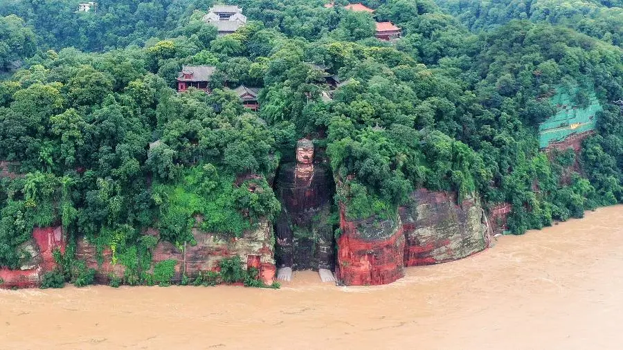 Estátua do Buda Gigante de Leshan inundação na china