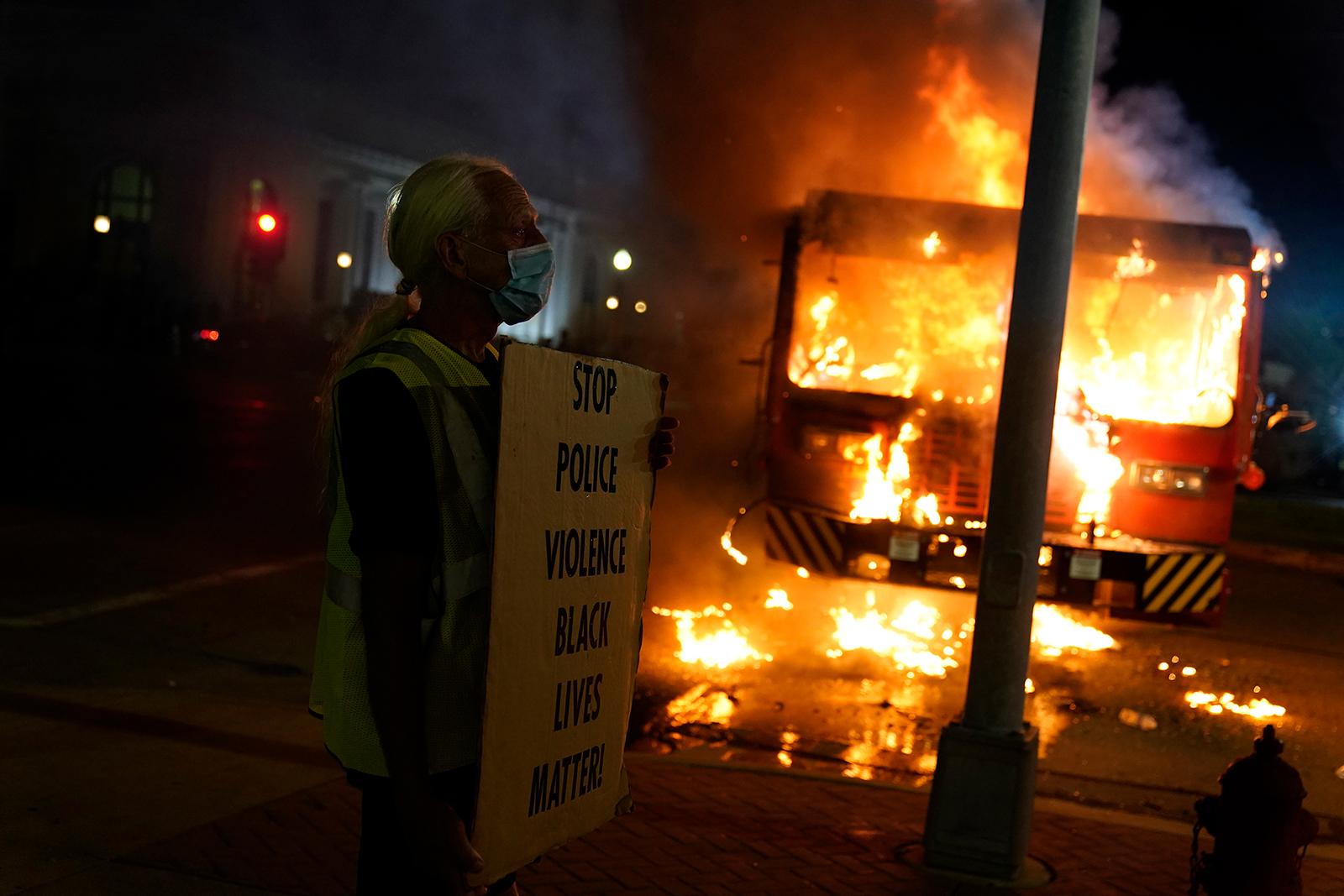 manifestantes protestam contra brutalidade da polícia no caso jacob blake