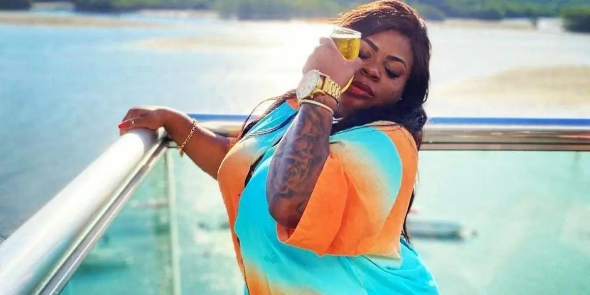 Jojo Toddynho virada de lado com os olhos fechados